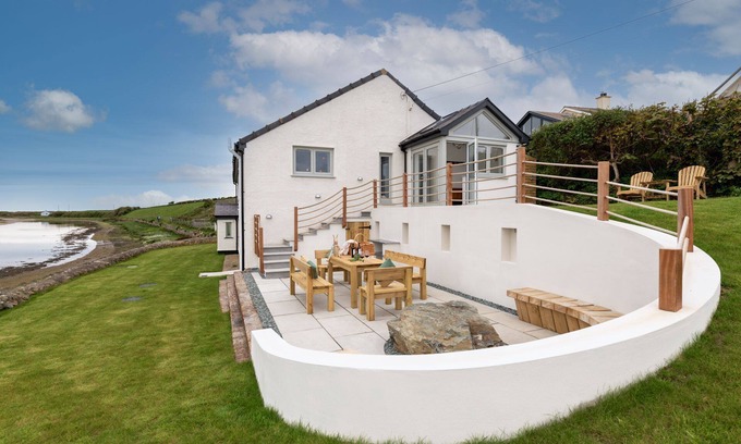 Malltraeth House | Y Cei - Newly renovated beach front holiday home