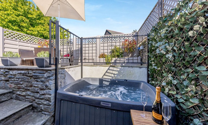 Cwmtirmynach House | Y Nyth - One Bedroom House, Sleeps 2