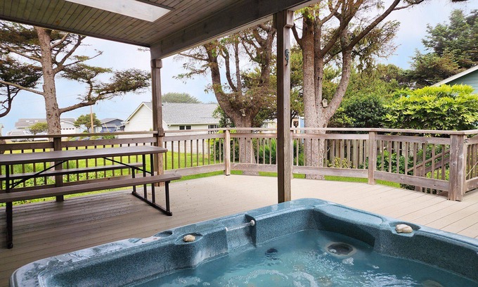 Yachats House | Yachats Home! Walk to Everything! Hot Tub!