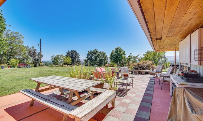 Yakima Apartment | Yakima Wine Country Retreat w/Scenic Valley Views