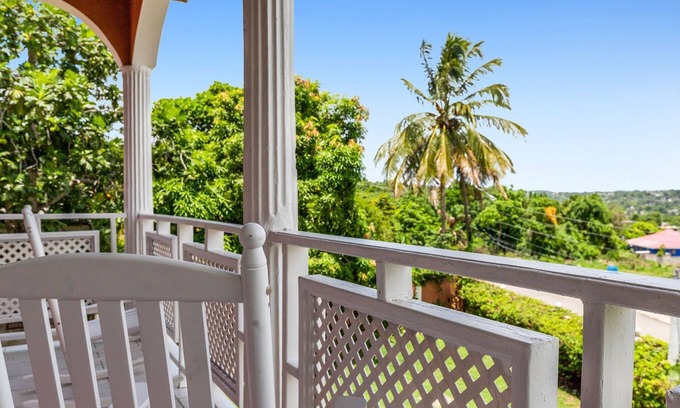 Albion Villa | YanceyLargo- 4BR Villa Jacuzzi & Mountain Views by RedAwning