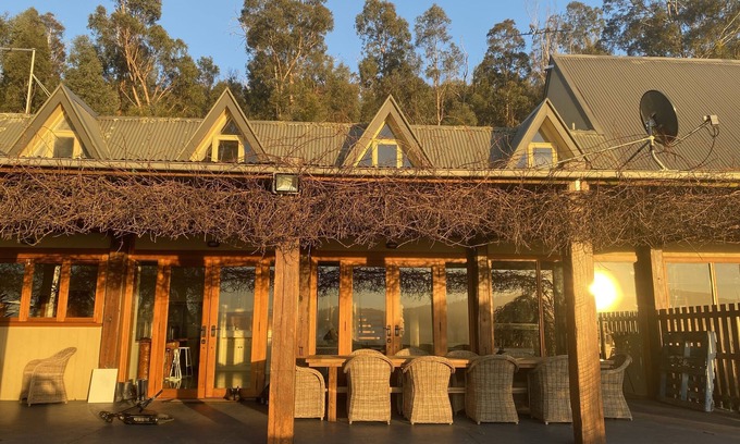 Yarra Glen House | Yarra Valley Holiday House - Stay amongst the vineyards - Sleeps 12 Guests