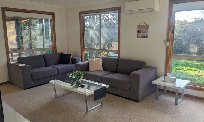 Yass House | Yass farmstay (house)