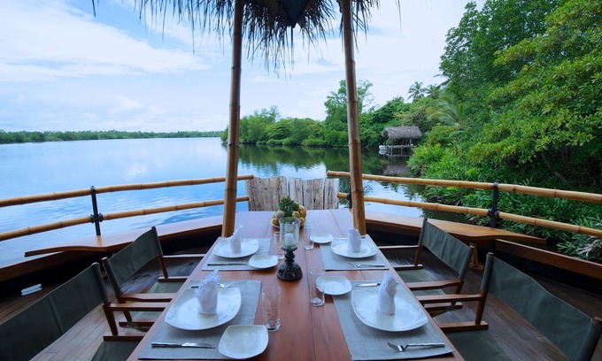 Aturuwella Boat Rental | Yathra Houseboat
