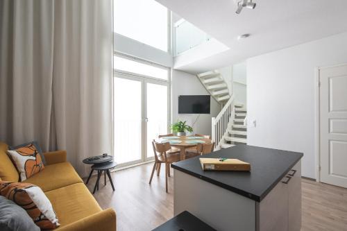 Downtown Kuopio Apartment | Ydinkeskustassa saunallinen huoneisto kahdessa tasossa