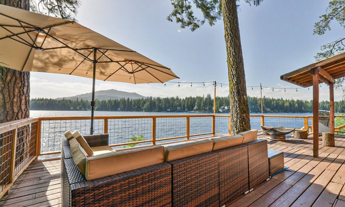 Newport House | Year around Bliss Lakehouse with hottub and deck