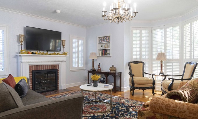 Amarillo House | Yellow Cottage Home Close to I-40 and I-27