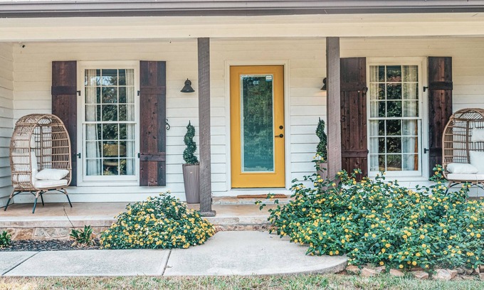 Fairburn House | Yellow Door Ranch Near Atlanta International Airport