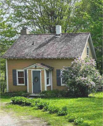 Rawsonville House | Yellow Sweetie at the Base of Stratton