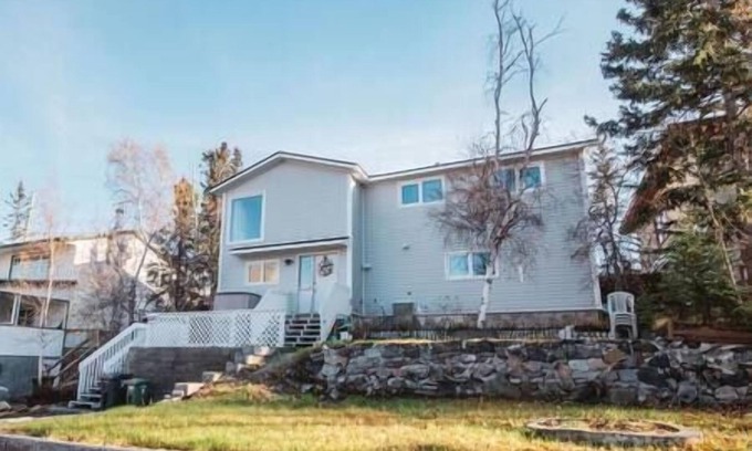 Yellowknife Apartment | Yellowknife Downtown 50a avenue Retreat