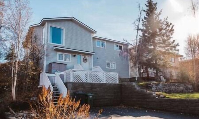 Yellowknife House | Yellowknife Downtown Toboggan Hill Retreat