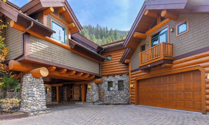Ketchum House | Yellowstone-Inspired Luxury: Warm Springs Mansion Retreat