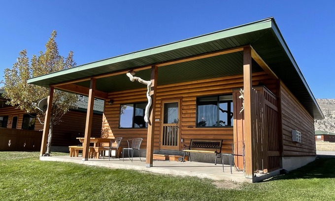 Gardiner House | Yellowstone Riverbend Cabin - Waterfront + Wildlife! 3 miles from Gardiner!
