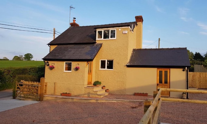 Little Cowarne House | yew tree cottage