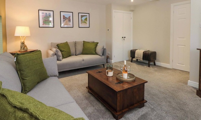 Whitchurch Cottage | YOCKING GATE MEWS, pet friendly, with a garden in Whitchurch