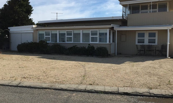 Clinton House | Yoolamardy Terrace - quiet seaside getaway