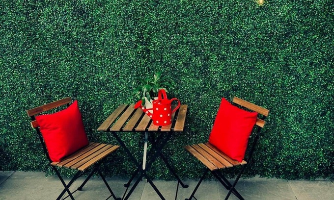 Midtown Toronto Hotel | Yorkville Executive Suite 1BD 1BTH TERRACE w private outdoor dining + couch