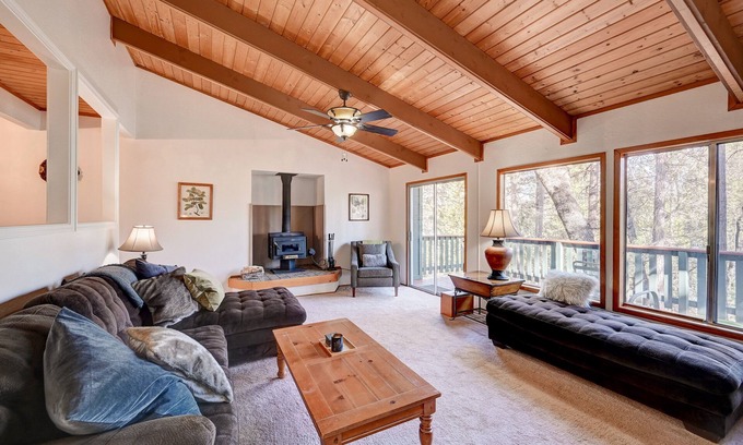 Groveland Cabin | Yosemite Pine Mountain Hideaway - king bed