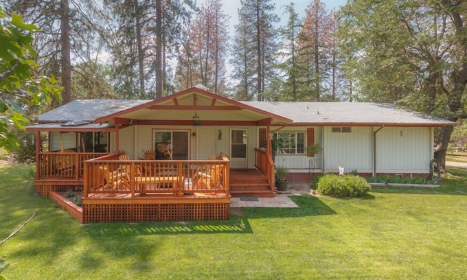 Mariposa Cabin | Yosemite Pines Retreat – Mini Ponies, Huge Yard, Spa, Pool & Play Area!