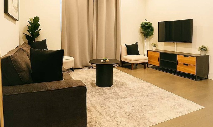 West Town Apartment | Your 2BR Home in the City