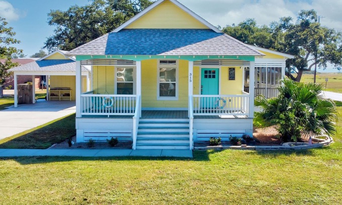 Long Beach House | YOUR BEACH RETREAT! Walk to Beach, Downtown, Restaurants and More!