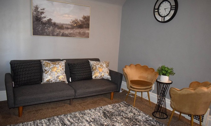 Cheektowaga House | Your Buffalo Hideaway- 2-bedroom with 2 comfy queen-size bed near BUF Airport