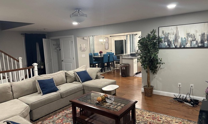 Worcester House | Your comfort vacation stays in Worcester, MA I Whole house l 3beds 2.5baths I