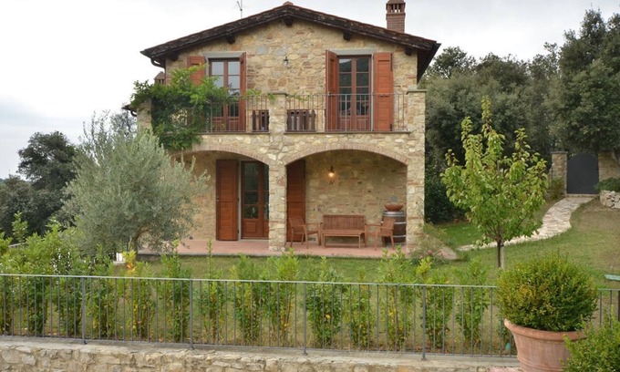 Villa A Sesta Villa | YOUR EXCLUSIVE HOLIDAY BETWEEN VINEYARDS AND CASTLES