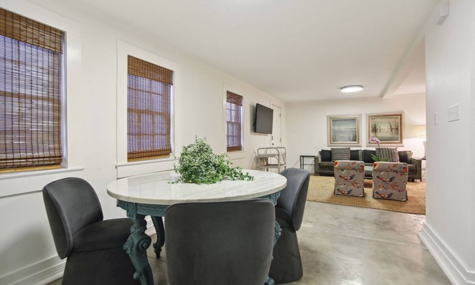 Faubourg Delassize Apartment | Your Garden District hideaway, steps to the St. Charles streetcar