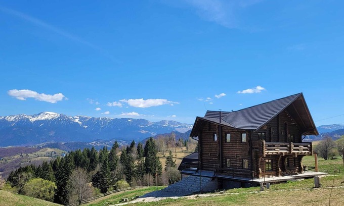 Fundata Cabin | Your home away from home. 3 bedroom premium villa 20min away from Dracula Castle