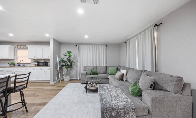 West Dallas House | Your Home Away from Home – 3BR Near Downtown & Trinity Groves