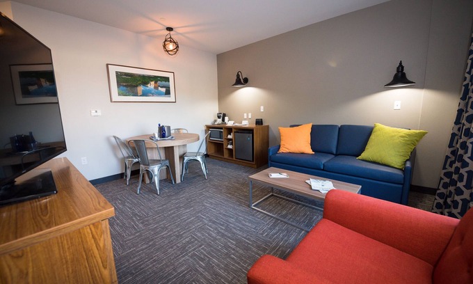 Circleville Hotel | Your Home Away From Home! 2 Onsite Swimming Pools and Arcade, Free Parking