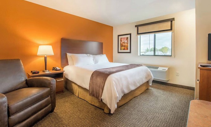 Rapid City Hotel | Your Home Away from Home! Pet-Friendly w/Kitchen Near WaTiki Indoorr Waterpark!