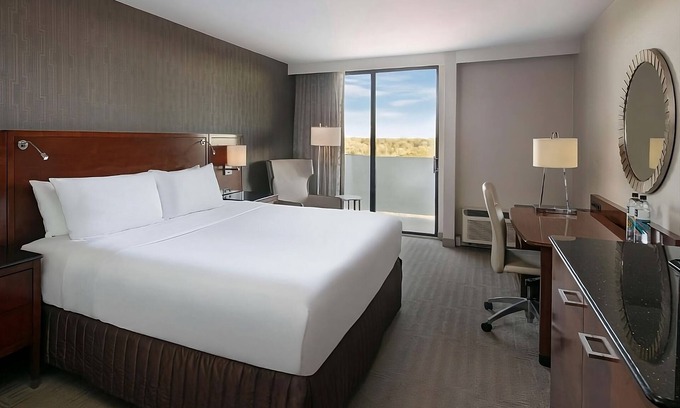 Executive Park Hotel | Your Ideal Home Base for Exploring Charlotte's Best Offerings w/Self Parking!