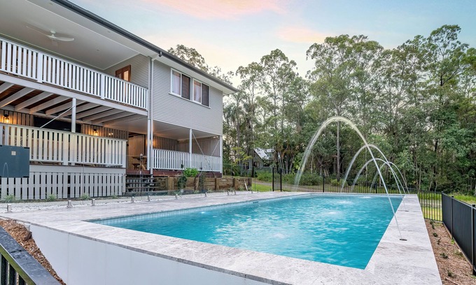 Glass House Mountains House | Your luxury retreat, tucked beneath the Glass House Mountains.