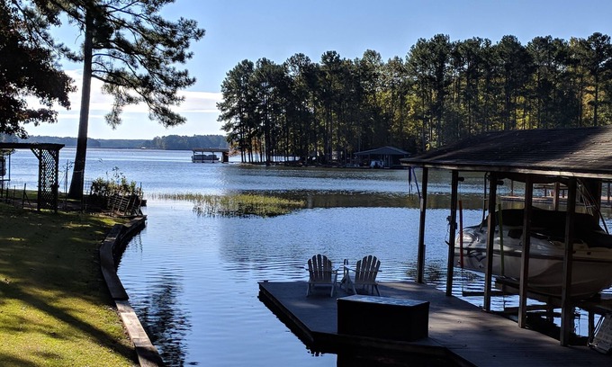 Henrico House | Your next family vacation - Camp Quinn Lake Front Pea Hill Creek 5 BR 3 1/2 BA