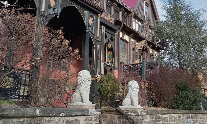 Scranton House | Your Opulent Retreat in an Historic Estate with Modern Comforts