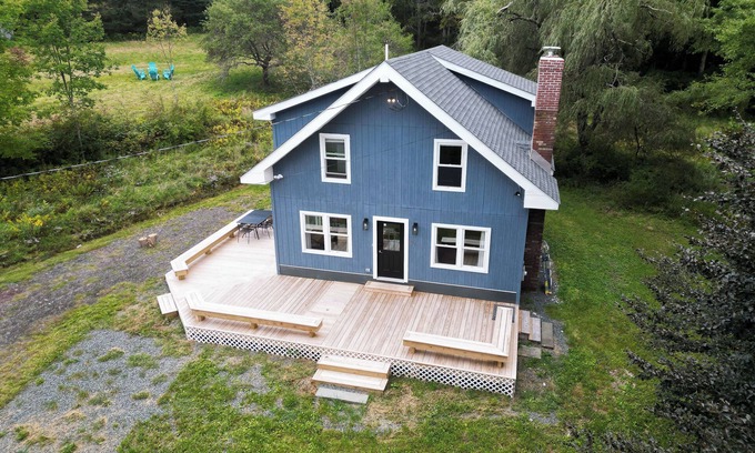 Andes Ski Chalet | Your Own Winter Wonderland! Close to skiing w/t Fireplace, Firepit, Large TV