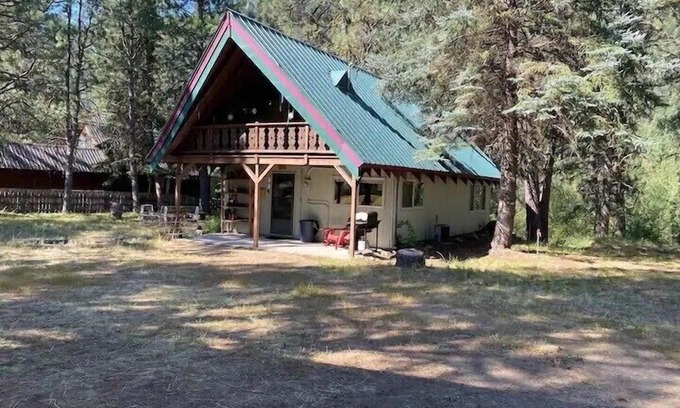 Garden Valley Cabin | Your perfect little Alpine looking-get-a-way!