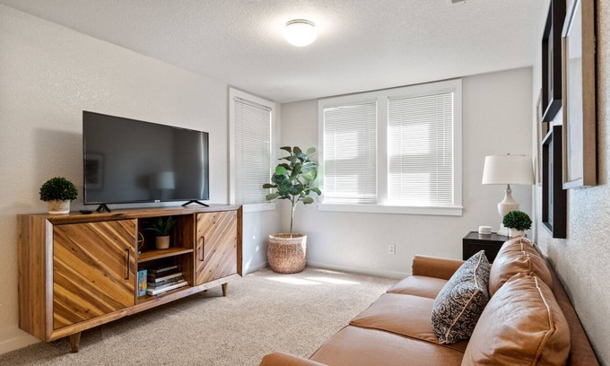 Sacramento Apartment | Your Sacramento Escape:2BR Gem w/Laundry &Netflix