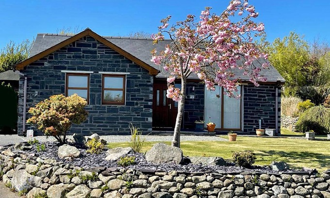 Llanddaniel Fab Cottage | YR ENCIL, pet friendly, with a garden in Gaerwen