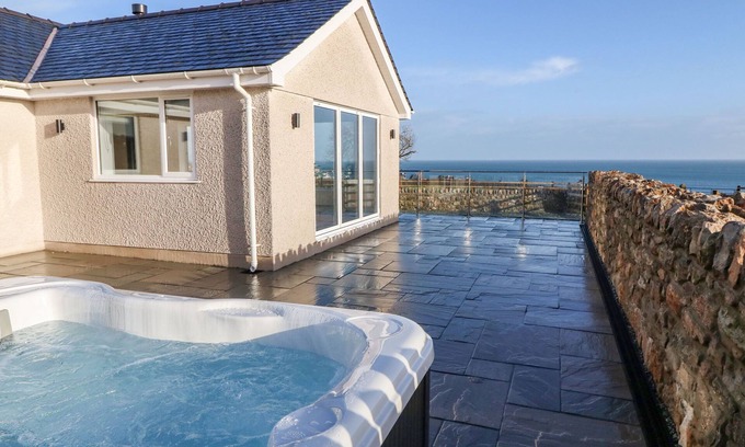 Moelfre Cottage | YR HEN FEUDY, family friendly, luxury holiday cottage in Moelfre