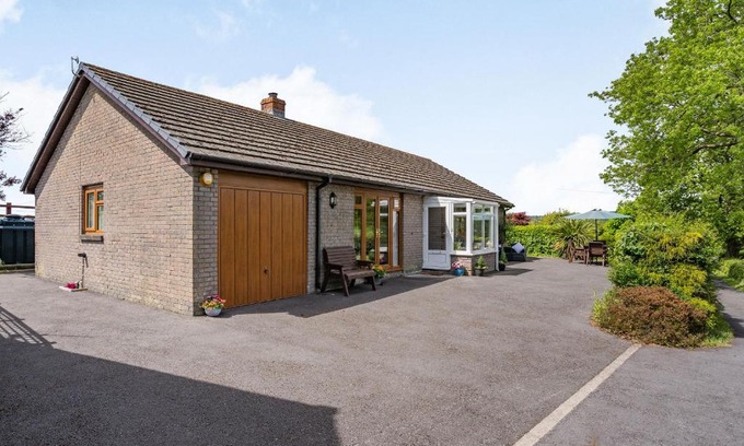 Llanedy House | Yr Hen Ffald