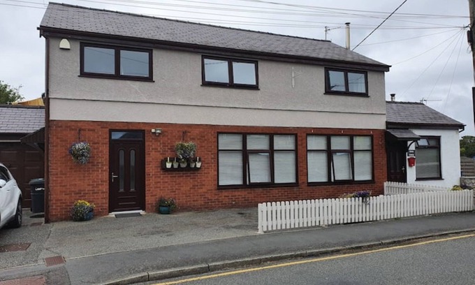 Moelfre House | Yr Hen Weithdy. (The Old Workshop) Ll728hd, sleeps 4 only.n
