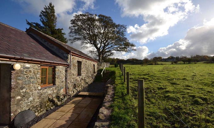 Bangor Cottage | Ysgubor - a bungalow that sleeps 4 guests in 3 bedrooms
