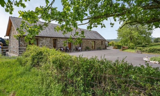 Llanedy House | Ysgubor Hir