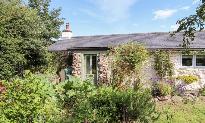 Llanelidan Cottage | YSGUBOR UCHA, pet friendly, character holiday cottage in Pwllglas