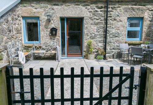 Llanddaniel Fab House | Ysgubor Wennol