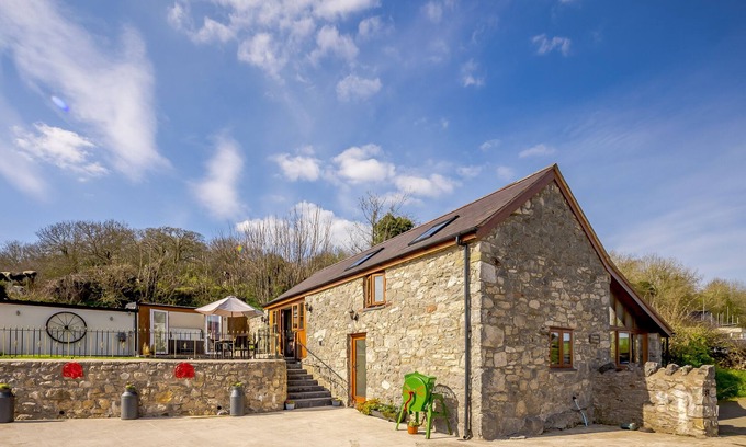 Lixwm House | Ysgubor y Graig - Two Bedroom House, Sleeps 4