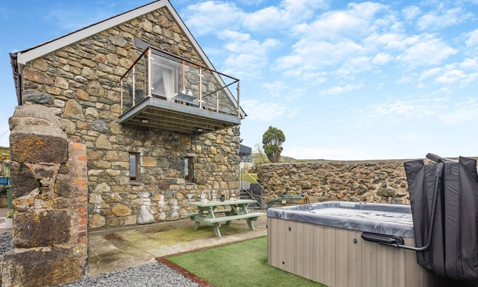 Tywyn House | Ysgubor y Waun - Three Bedroom House, Sleeps 6